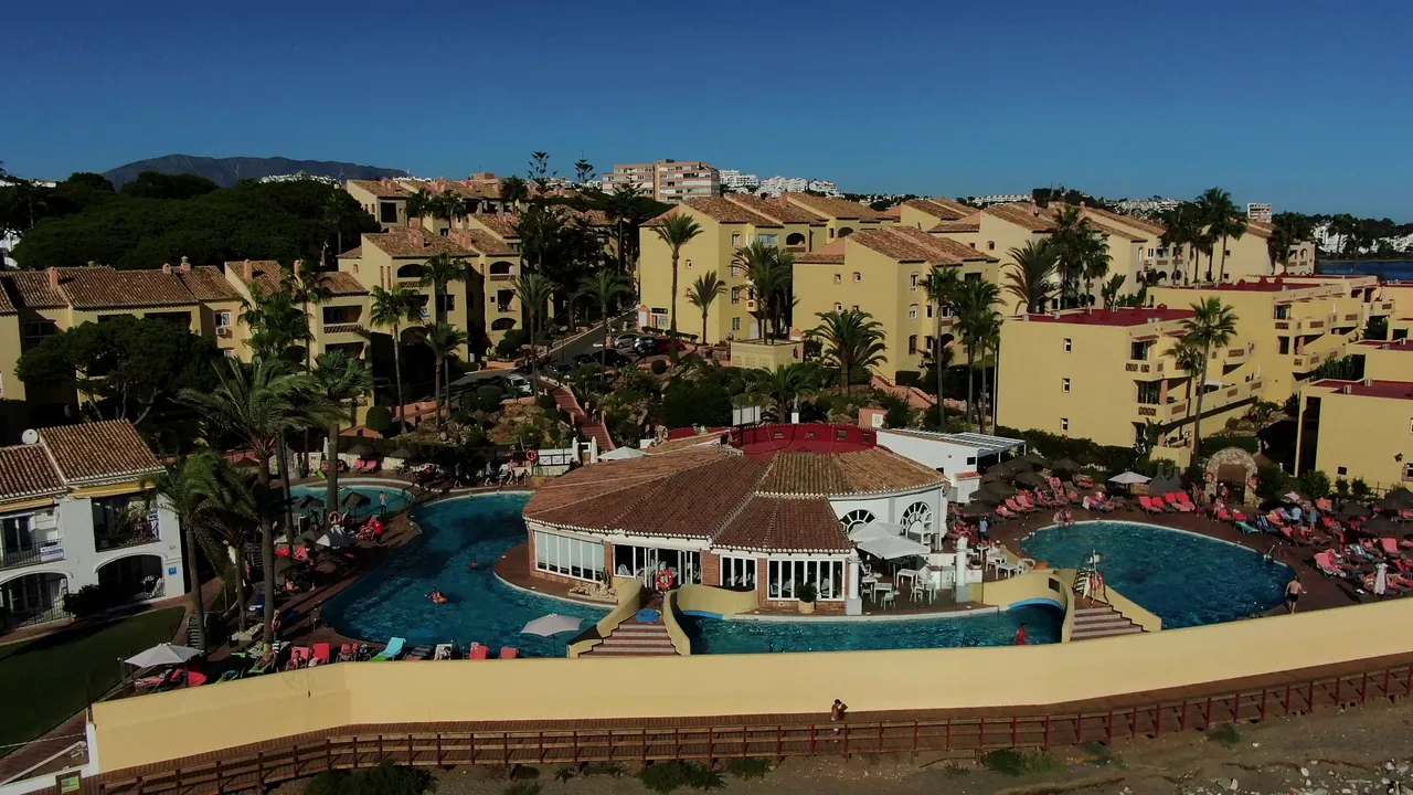 The Doña Lola complex in Calahonda from the air: pool, gardens and the beach